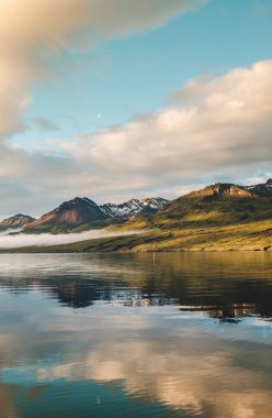 Faşkrudsfjordur, İzlanda 'da sakin fiyortlara yansıyan karla kaplı dağlar
