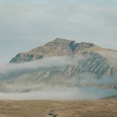 Faşkrudsfjordur, İzlanda 'da alçak bulutlarla çevrili puslu dağ zirvesi