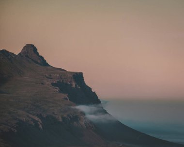 Faşkrudsfjordur, Doğu İzlanda 'da gün batımında dramatik dağ sırtı