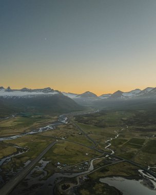 Faşkrudsfjordur, İzlanda 'daki karlı dağların ve vadinin altın saat manzarası