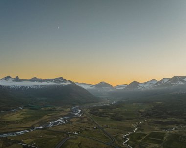 Faşkrudsfjordur, İzlanda 'daki karlı dağların ve vadinin altın saat manzarası