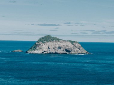 Skrudur adası Faşkrudsfjordur, İzlanda 'da derin mavi sularla çevrilidir.