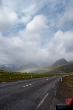 Faşkrudsfjordur, Doğu İzlanda 'da vadi ve dağ yolu üzerinde gökkuşağı