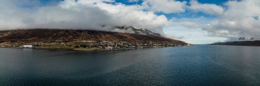 Faşkrudsfjordur balıkçı köyünün ve Doğu İzlanda 'daki limanın havadan görüntüsü