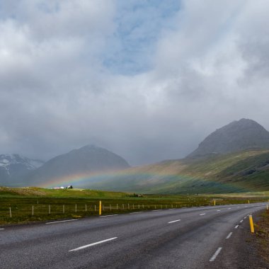 Faşkrudsfjordur, Doğu İzlanda 'da vadi ve dağ yolu üzerinde gökkuşağı