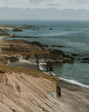 Doğu İzlanda Fauskasandur 'daki dramatik sahil kayalıkları ve siyah kumsal plajı
