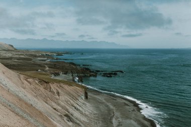 Doğu İzlanda, Fauskasandur 'daki sahil kayalıkları ve siyah kumsal.