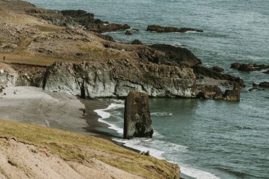 Doğu İzlanda Fauskasandur 'daki dramatik sahil kayalıkları ve siyah kumsal plajı