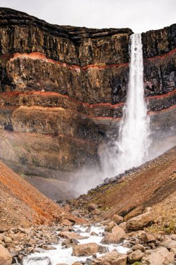 Güçlü Hengifoss şelalesi Doğu İzlanda 'daki kayalık kanyona düşüyor.