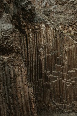 Doğu İzlanda 'nın engebeli kanyonunda Litlanesfoss Şelalesi yakınlarındaki bazalt sütunları