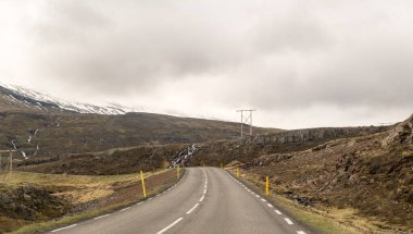 Seydisfjordur 'a giden dağ yolu Doğu İzlanda' da kasvetli gökyüzünün altında