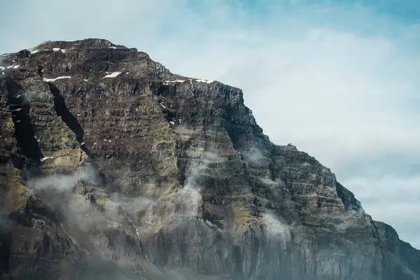 Doğu Fiyortlarında karla kaplı tepe ve alçak kıyı sisi, feribottan görüldü.