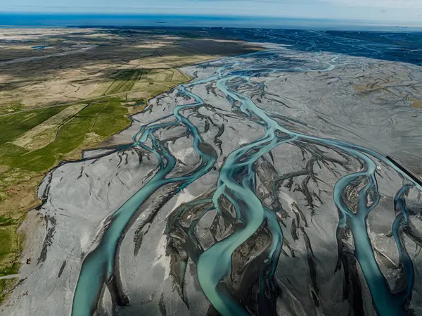 Örgülü buzul nehirleri Hvannagil, İzlanda yakınlarındaki Jokulsasandur 'dan esiyor.