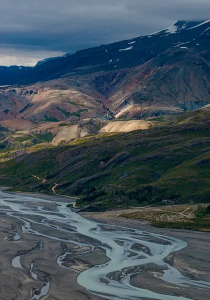 Örgülü buzul nehirleri Hvannagil, Doğu İzlanda yakınlarındaki Jokulsasandur 'dan akıyor.