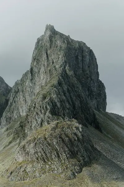 Doğu İzlanda 'daki Eystrahorn dağının dik kayalık zirvesi bulutlu gökyüzü altında