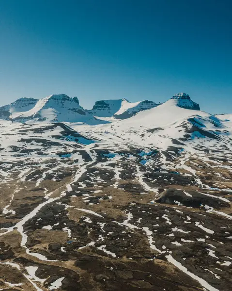 Borgafjordur Eystri, Doğu İzlanda 'daki karlı dağların ve kıvrımlı nehirlerin hava manzarası