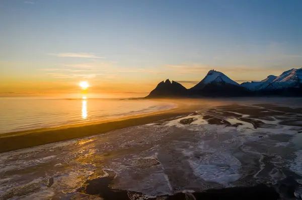 Brunnhorn Dağı 'nın üzerinde altın gün doğumu ve Doğu İzlanda' da donmuş plaj