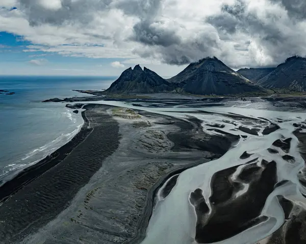 Brunnhorn Dağı 'nın dramatik hava manzarası ve örülmüş nehir deltası, İzlanda