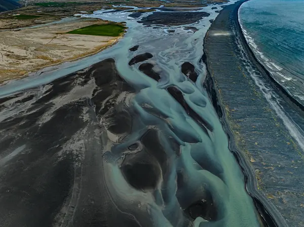 Doğu İzlanda 'da buzul nehirleri olan Fjorur sahilinin hava manzarası.