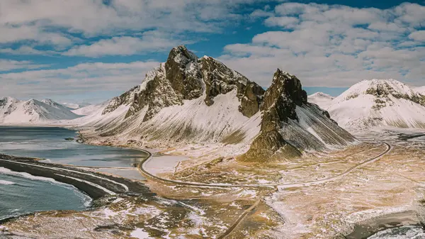 Karla kaplı Eystrahorn dağı ve Doğu İzlanda kıyı şeridi