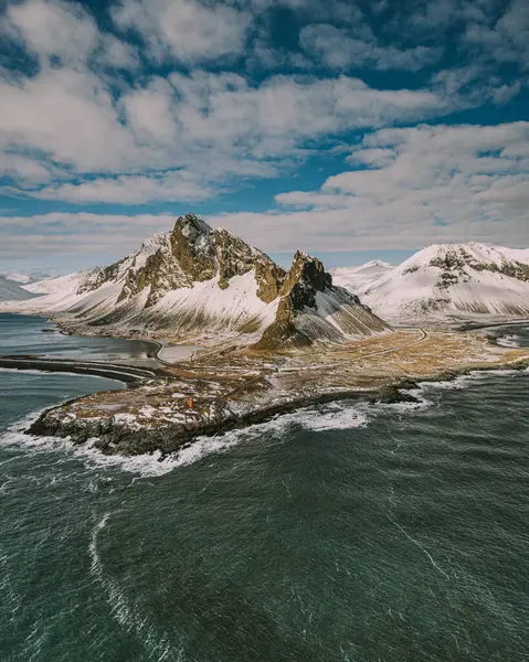 Karla kaplı Eystrahorn dağı ve Doğu İzlanda kıyı şeridi
