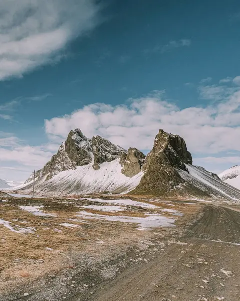 Doğu İzlanda 'da mavi gökyüzünün altında kar tozuyla kaplı Eystrahorn Dağı