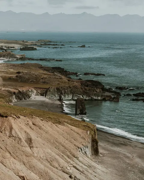 Doğu İzlanda Fauskasandur 'daki dramatik sahil kayalıkları ve siyah kumsal plajı