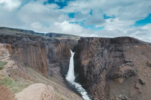 Litlanesfoss şelalesi Doğu İzlanda 'daki dramatik bazalt sütunlar tarafından çerçevelenmiştir.