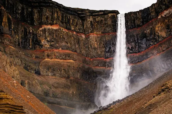 Hengifoss şelalesinin yakın çekimi kırmızı çizgili uçurumları aşıyor.