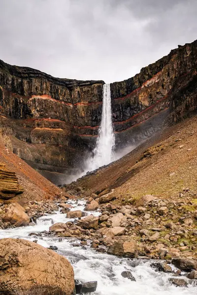 Güçlü Hengifoss şelalesi Doğu İzlanda 'daki kayalık kanyona düşüyor.