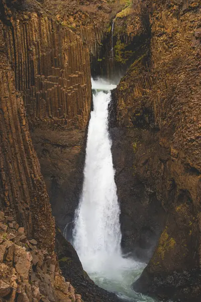 Litlanesfoss şelaleleri Doğu İzlanda 'daki bazalt sütunlar arasında çağlıyor.