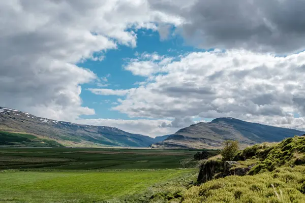 Doğu İzlanda 'daki Hengifoss patikasından geniş vadi manzarası.