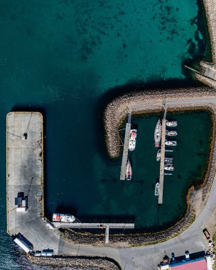 Doğu İzlanda 'daki Stodvarfjordur marina ve balıkçılık limanının tepeden aşağı görüntüsü
