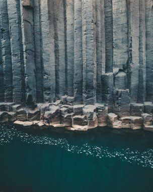 Studlagil Kanyonu, İzlanda 'daki turkuaz sudan bazalt sütunlar yükseliyor.