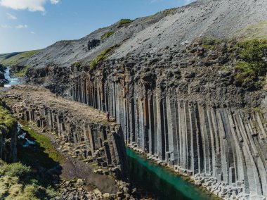 Studlagil Kanyonu, İzlanda 'daki bazalt sütunları ve mavi nehrin havadan görünüşü
