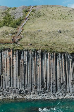 Doğu İzlanda 'daki Studlagil Kanyonu' nda bazalt kayalıkları ve buzul nehri