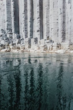 Doğu İzlanda 'daki Studlagil Kanyonu' ndaki buzul nehrinin üzerinden yükselen bazalt kayalıkları
