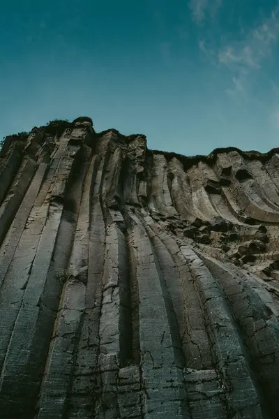 Doğu İzlanda 'daki Studlagil Kanyonu' ndaki kavisli bazalt sütunların yukarı görüşü