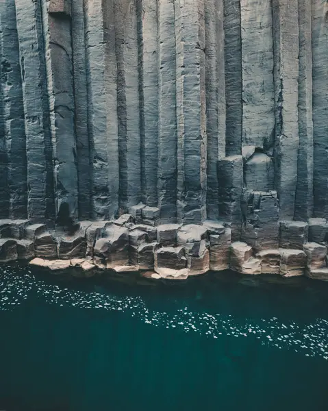 Studlagil Kanyonu, İzlanda 'daki turkuaz sudan bazalt sütunlar yükseliyor.