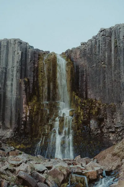Studlafoss şelalesi Doğu İzlanda 'daki bazalt kayalıklardan aşağı dökülüyor.