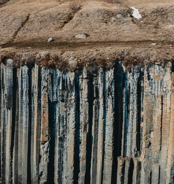 Doğu İzlanda 'daki Studlagil Kanyonu' nun bazalt sütun kayalıkları bahar ışığında