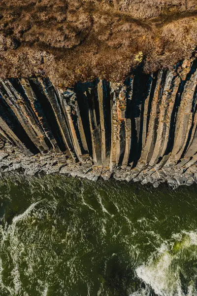 Studlagil Kanyonu, İzlanda 'daki bazalt sütunları ve buzul nehrinin havadan görünüşü