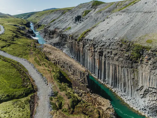 Studlagil Kanyonu, İzlanda 'daki bazalt sütunları ve mavi nehrin havadan görünüşü