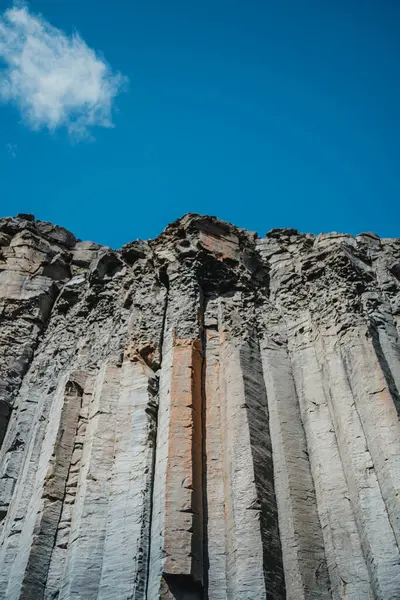 Doğu İzlanda 'daki Studlagil Kanyonu' ndaki bazalt kaya sütunlarına yakın çekim