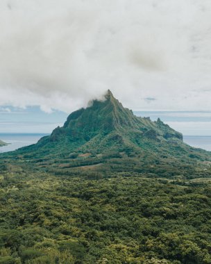 Rotui Dağı bulutlarla kaplı, Bereketli Moorea Adası, Tahiti üzerinde yükseliyor.