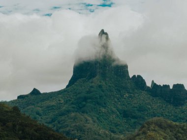Moorea Adası, Tahiti 'deki bulut kaplı Tohivea Dağı' nın dramatik manzarası