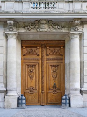 Eski ahşap kapı, bir sarayın ya da müzenin girişi. Tahta kapı ve taş sütunlar. Avrupa tarzı. Sanat eserleri. Çift kapı.