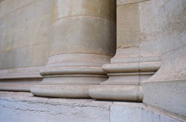 Antik mimari. Zaman geri dönülmez şekilde geçiyor. Duvarlar sonsuza kadar dayanır. Bir sarayın veya müzenin sütunları.