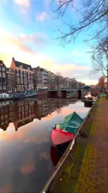 Amsterdam 'da güzel bir gün batımını kovalıyorum.