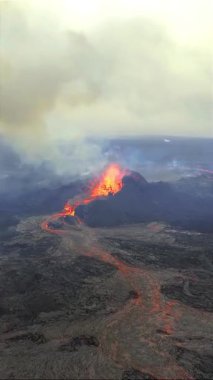 İzlanda 'da lav püskürten bir dağın unutulmaz hava görüntüsü.